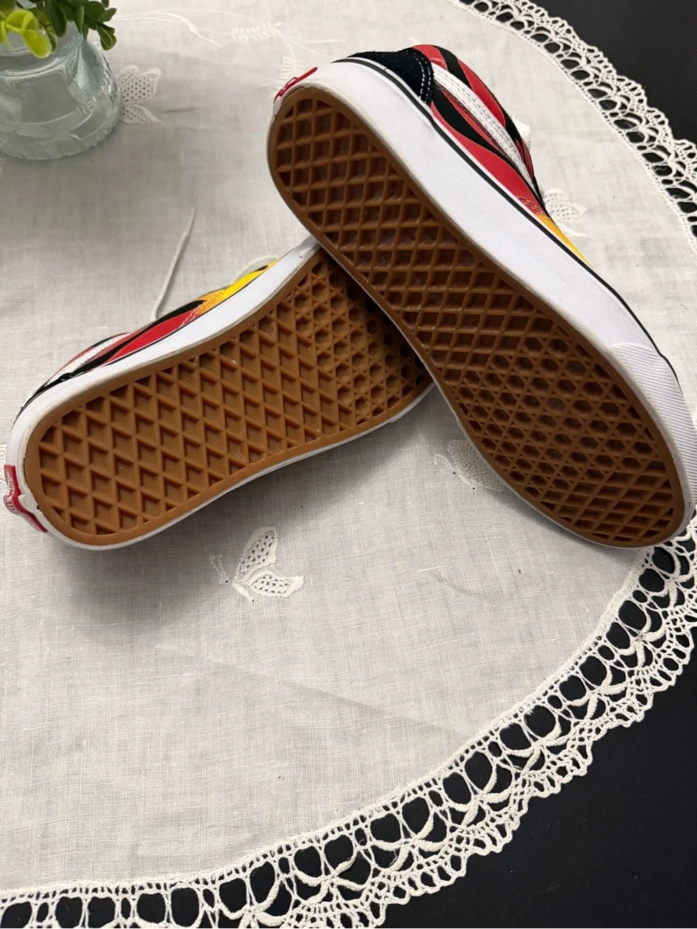 VANS OLD SKOOL FLAME SNEAKERS LOW TOP M: 6.0. W: 7.5